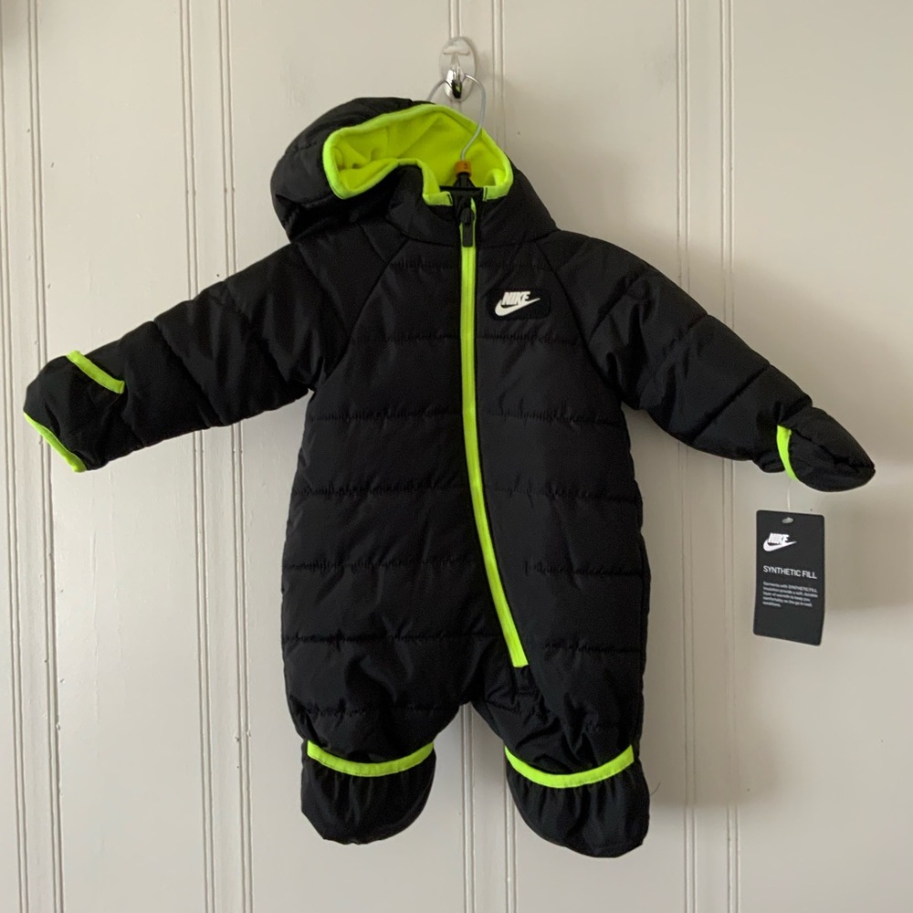 NWT Nike Kids Black and Lime Green Footie